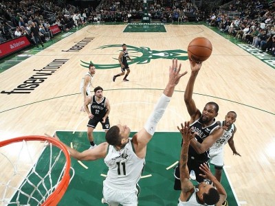 开云体育官网-NBA季后赛次轮第一场，雄鹿主场战胜篮网